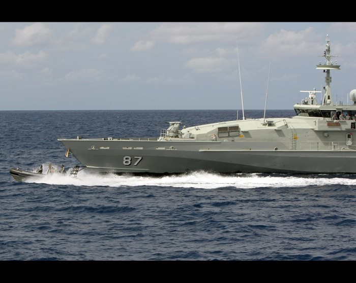 Tàu tuần tra bảo vệ bờ biển lớp Armidale của Hải quân Australia được gắn thêm 2 súng máy 12,7 mm